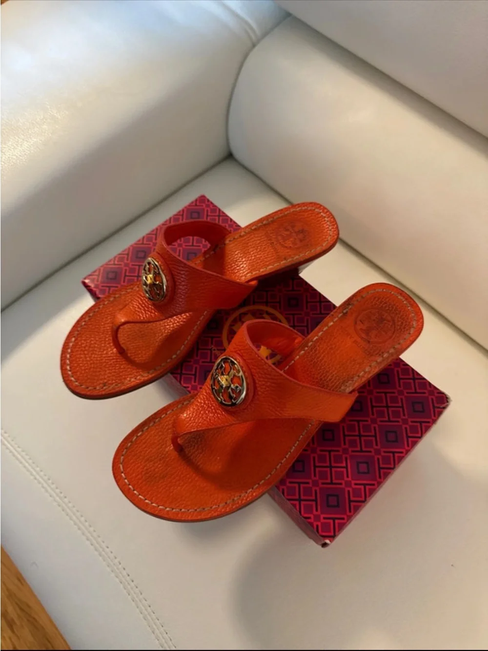 TORY BURCH ORANGE LEATHER THONG SANDALS WITH LOGO MEDALLION
